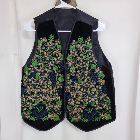Hungarian Woman's Embroidered Outer Vest, Size: Medium Color: Floral - Picture 5 of 14